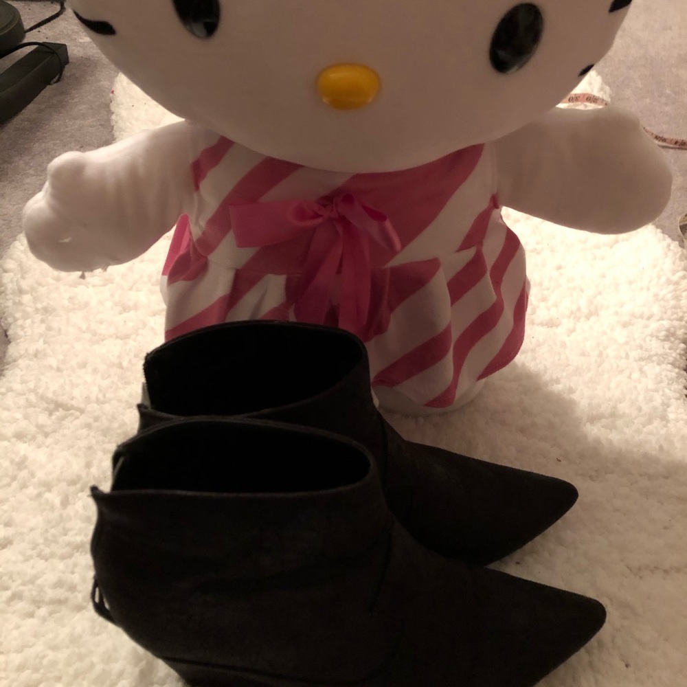 Booties 👢 - Picture 3 of 7